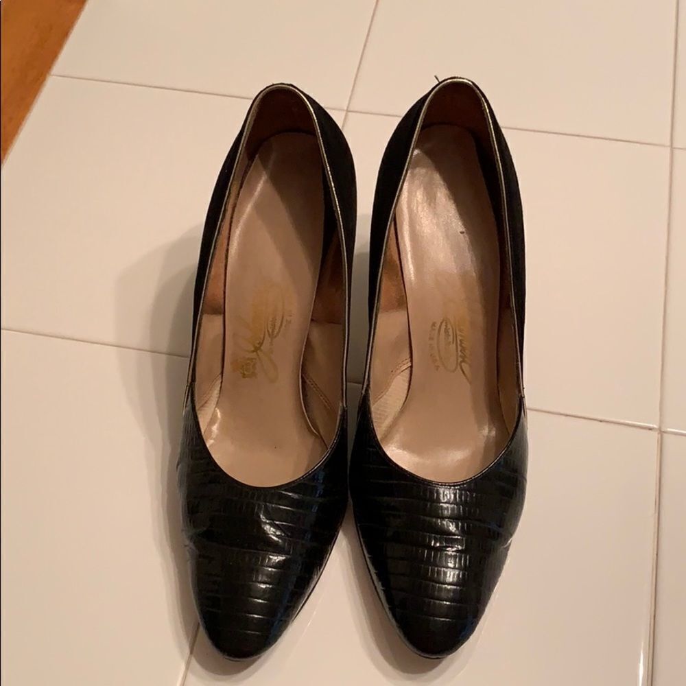 Vtg Johansen black heels with gold piping/velvet‎